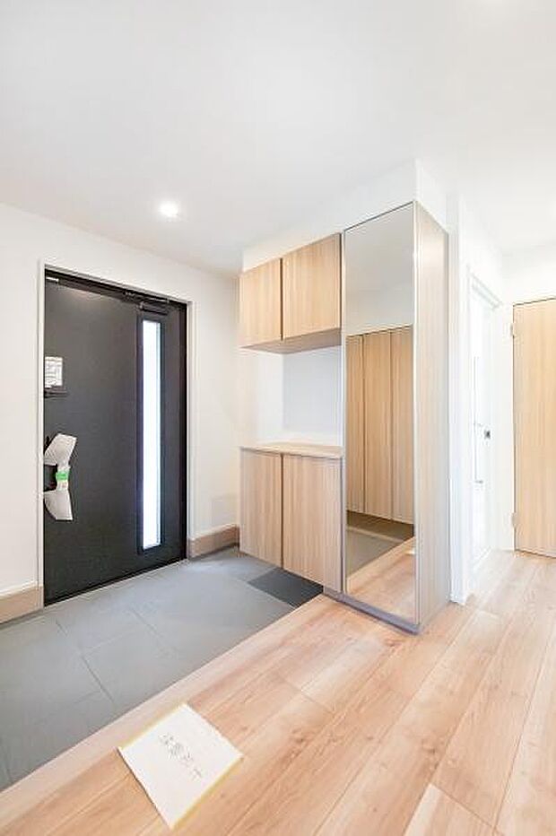 「おかえりなさい」を優しく迎える、明るく上質な玄関。家に帰るのが毎日楽しみになる、我が家の自慢の顔となる空間です。