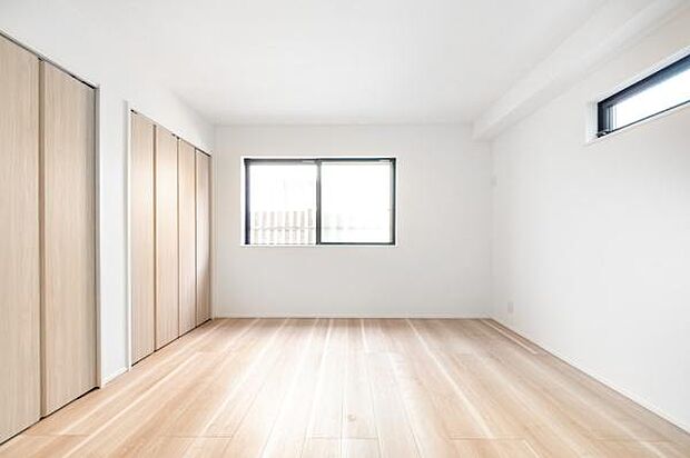 「主寝室」ダブルベットや収納ラック等、どうしても主寝室は狭くなる。綺麗な整形型の広々としたお部屋は魅力です。