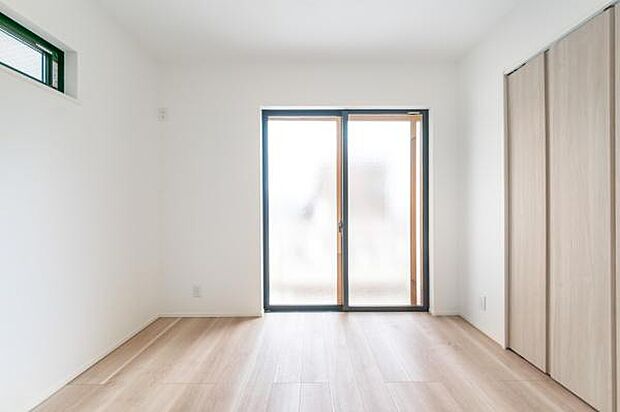 「お子様にも格別な空間を」子供部屋と言っても一生の思い出となるマイルームお子様の成長にも欠かせない陽ざし。朝の目覚めも太陽の力で元気にスッキリとしっかりサイズのクローゼット収納付き。