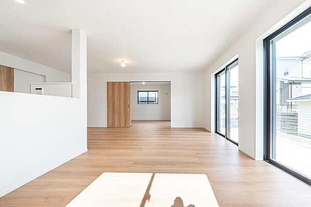 「上質な空間を」開放感と日当たりの良さに恵まれたリビング空間。上質な光は身体だけでなく心も温めてくれる。圧迫感のない空間を是非、ご堪能下さい。