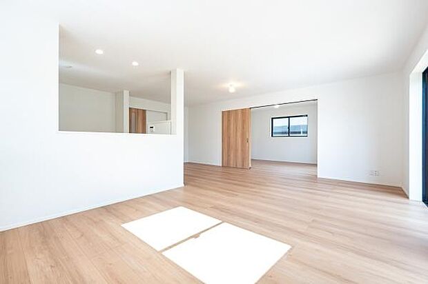 陽光が差し込む明るいリビングは家族が集う特等席。お料理をしながら、遊ぶお子様の様子を見守れる安心の間取りです。