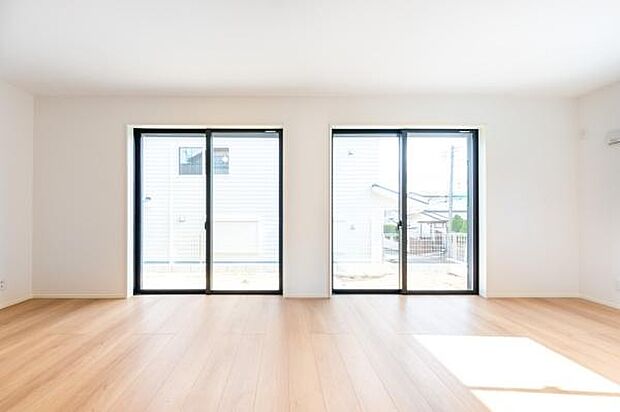 たっぷりの陽光と家族の笑顔が主役のリビング。 どこにいても明るく、家族の温もりを感じられる。新しい暮らしが楽しみになる空間です