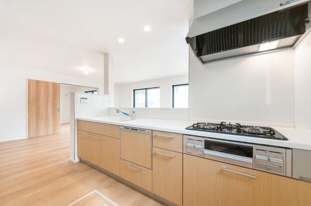 「全体を見渡せる安心感」家族の会話が弾む奥様に人気の高いカウンターキッチン、料理しながらお子様の様子の確認ができ移動しやすい広いキッチンスペースです。