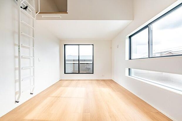 写真だけでは伝わらない、空間の上質感をぜひ現地で。落ち着いた色合いがもたらす心地よさを体感ください。