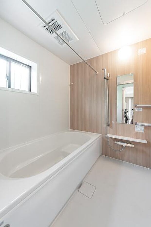 「広々バスルーム」白を基調とした清潔感のあるバスルームは是非足を延ばしてくつろいで欲しい空間。一日の疲れを癒し良質な睡眠にもつながります。