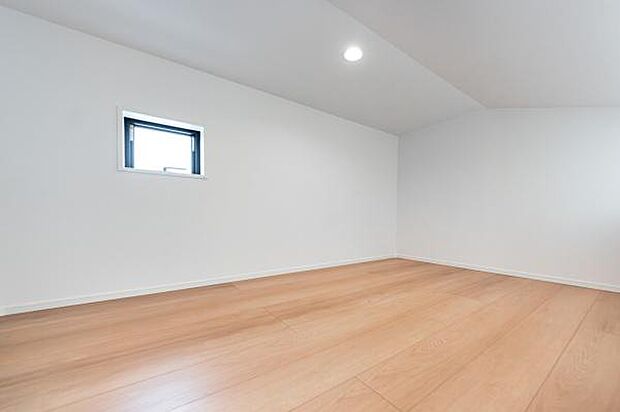 「マルチに使える」小屋裏収納スペース。思ったより広く機能的。お子様の隠れ家にもなりそうな空間です。