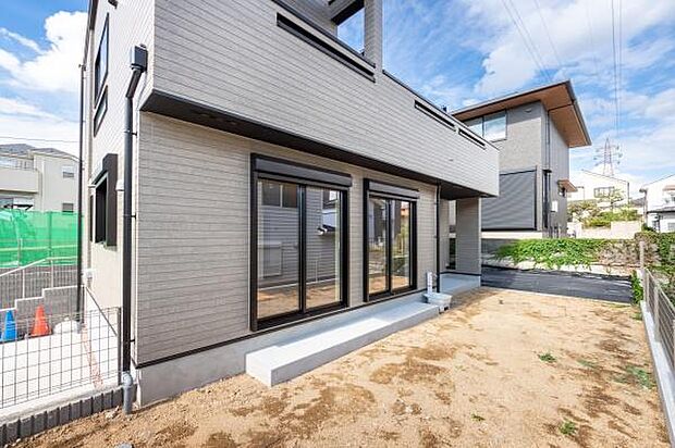 【ガーデンハウスの魅力】家の南側に大きなお庭がある幸せ。当然陽当たり良好です。趣味のガーデニングや家庭菜園も明るいお庭だからこそ楽しめます。