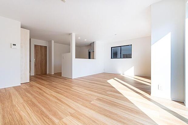 「上質な空間を」開放感と日当たりの良さに恵まれたリビング空間。上質な光は身体だけでなく心も温めてくれる。圧迫感のない空間を是非、ご堪能下さい。