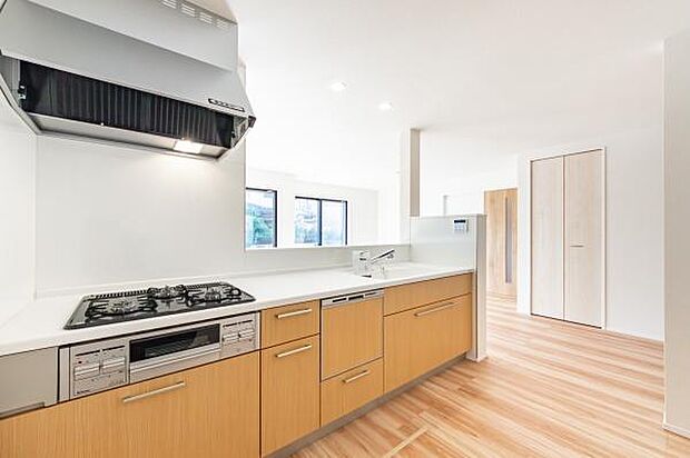 「全体を見渡せる安心感」家族の会話が弾む奥様に人気の高いカウンターキッチン、料理しながらお子様の様子の確認ができ移動しやすい広いキッチンスペースです。