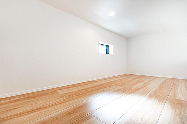 「マルチに使える」小屋裏収納スペース。思ったより広く機能的。お子様の隠れ家にもなりそうな空間です。