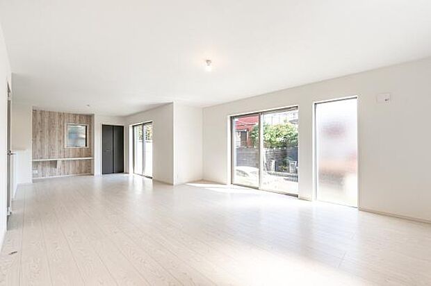 大空間リビングは家族のオアシスへ毎日家族が笑顔で生活する空間であるリビング。広さと明るさには拘ってほしい空間です。お子様の成長に合わせて家具の配置なども広いからこそ可能です。