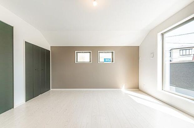 「8帖の主寝室」ダブルベットや収納ラック等、どうしても主寝室は狭くなる。綺麗な整形型の広々としたお部屋は魅力です。