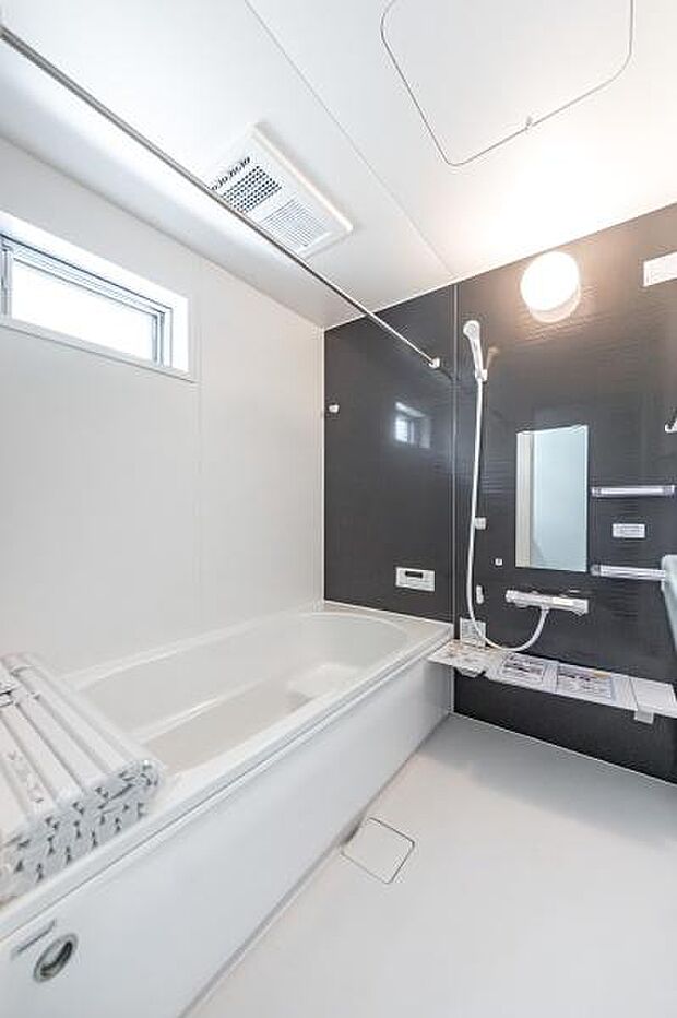 広々としたバスタブは、お子様と一緒に入っても余裕の広さ。毎日のバスタイムが家族の笑顔で溢れる、かけがえのないひとときに変わります