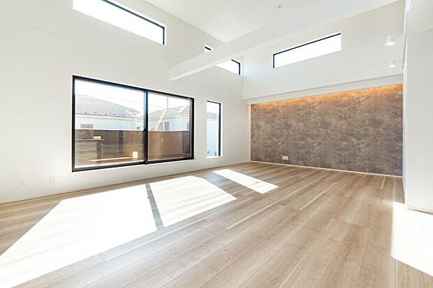 この写真だけでは伝わらない心地よい空間を、ぜひ現地でご体感ください。家族の新しい物語が、このリビングから始まります。