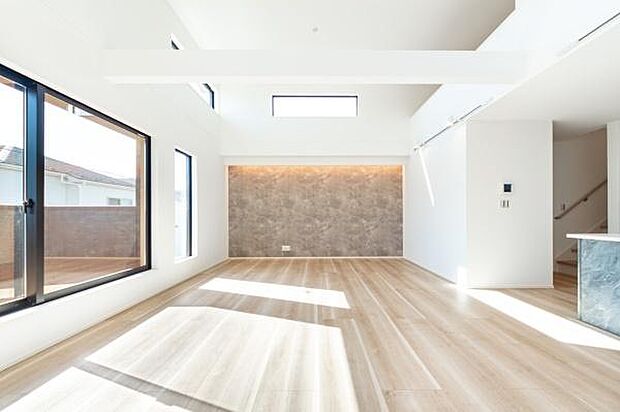 自然光あふれる開放的なリビング。家族の笑顔が輝く、心地よい団らんの場所。