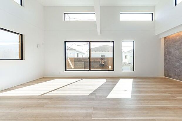 「上質な空間を」開放感と日当たりの良さに恵まれたリビング空間。上質な光は身体だけでなく心も温めてくれる。圧迫感のない空間を是非、ご堪能下さい。