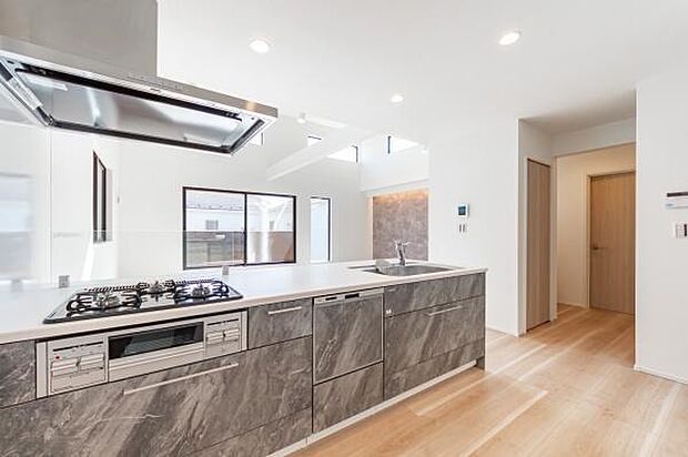 スタイリッシュな対面キッチン。リビングで遊ぶお子様を見守りながらお料理ができます。家族の会話と笑顔が自然と生まれる空間です。