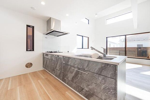 「フルオープンキッチン」カフェスタイル仕様のキッチンは家族と奥様の壁をなくし笑顔で交わすコミュニケーション。毎日の事だからオープンに拘りました。