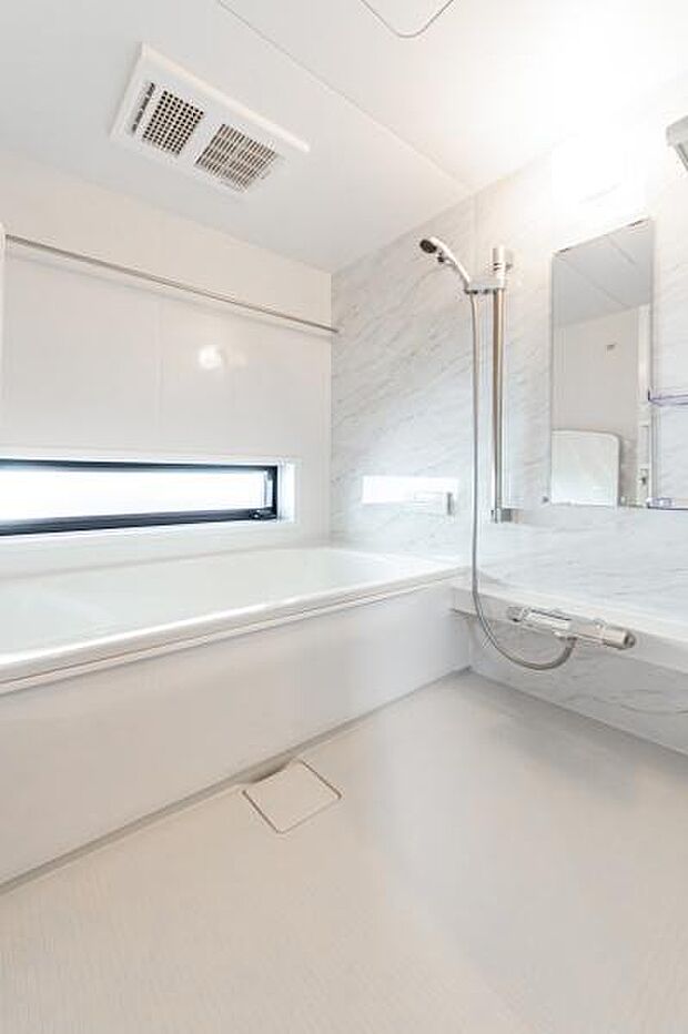 「広々バスルーム」白を基調とした清潔感のあるバスルームは是非足を延ばしてくつろいで欲しい空間。一日の疲れを癒し良質な睡眠にもつながります。
