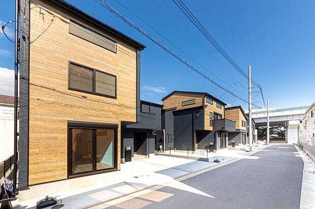 誇りを感じる美しい外観で、毎日を心地よくスタート。ゆとりのカースペース2台付きは、家族のお出かけをスムーズにし、暮らしを豊かに彩ります。解放的で陽当たりが良く、魅力ポイントです。