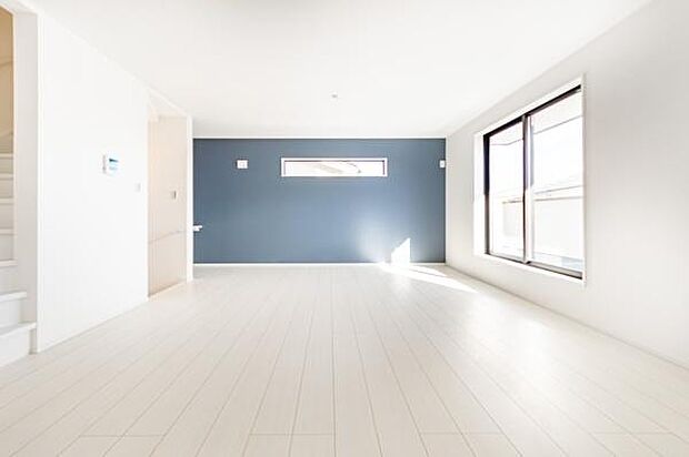 「上質な空間を」開放感と日当たりの良さに恵まれたリビング空間。上質な光は身体だけでなく心も温めてくれる。圧迫感のない空間を是非、ご堪能下さい。