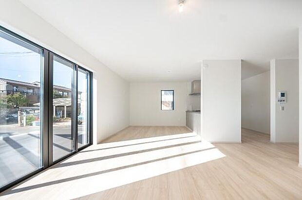 「明るく素敵な空間に」心地よい風が通り抜ける開放的なLDK。明るく清潔感あふれる空間で、心地よい毎日をお過ごしください。