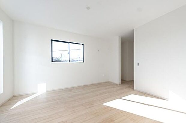 柔らかな陽光が包み込む、家族の笑顔が咲く場所。お子様の成長を温かく見守るこの部屋で、かけがえのない思い出を紡ぎませんか。