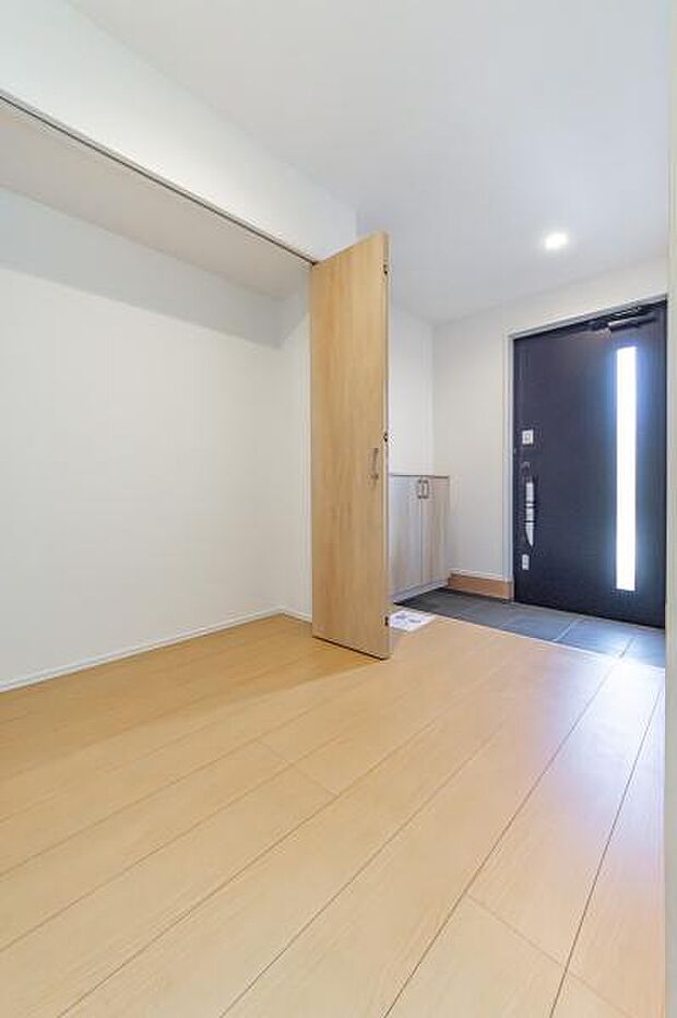 明るい光が差し込む清潔感あふれる玄関。ゆとりある収納と木の温もりが、ただいまを優しく迎える住まい。