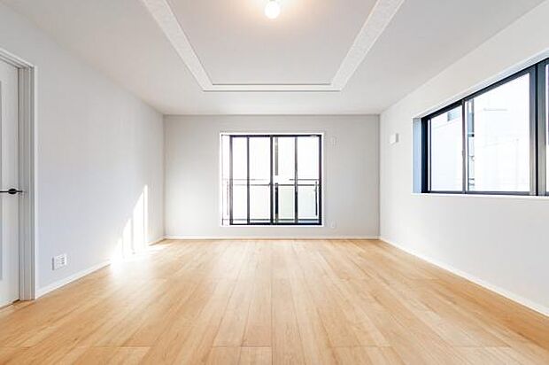 「上質な空間を」開放感と日当たりの良さに恵まれたリビング空間。上質な光は身体だけでなく心も温めてくれる。圧迫感のない空間を是非、ご堪能下さい。