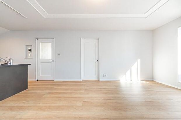 陽光降り注ぐリビングで、家族の笑顔が輝く毎日を。新しい暮らしの物語がここから始まります。