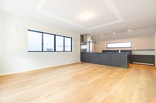 光と風が心地よい、清潔感あふれるリビング。お子様の健やかな成長を育む住まいです。