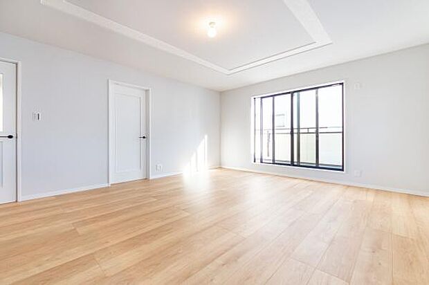 光が溢れるLDK。バルコニーに続く大きな窓が、開放感を演出。家族の笑顔が輝きます。