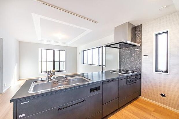 「フルオープンキッチン」カフェスタイル仕様のキッチンは家族と奥様の壁をなくし笑顔で交わすコミュニケーション。毎日の事だからオープンに拘りました。