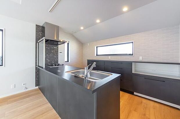 「人気のカップボード付き」お料理道具の収納に便利な広々としたカップボード。