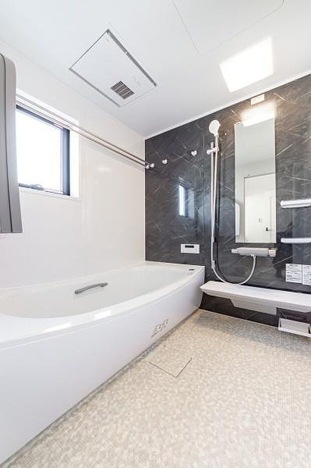 「疲れを癒す空間」広々とした雰囲気の良いバスルーム。お子様と一緒にお風呂に入る楽しみ、思い出の一ページが刻まれる大切な瞬間