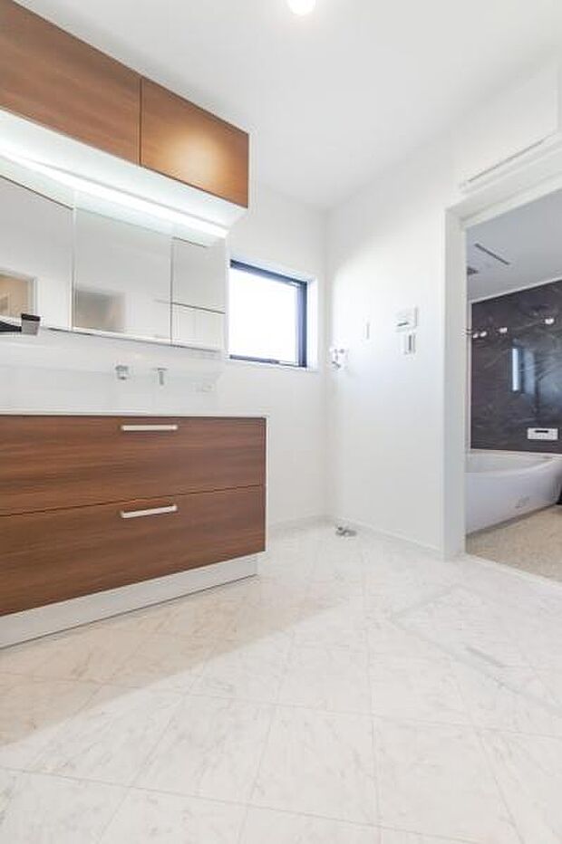 窓から光が差し込む、清潔感あふれる洗面室。家族の新しい一日が、この明るい空間から始まります。