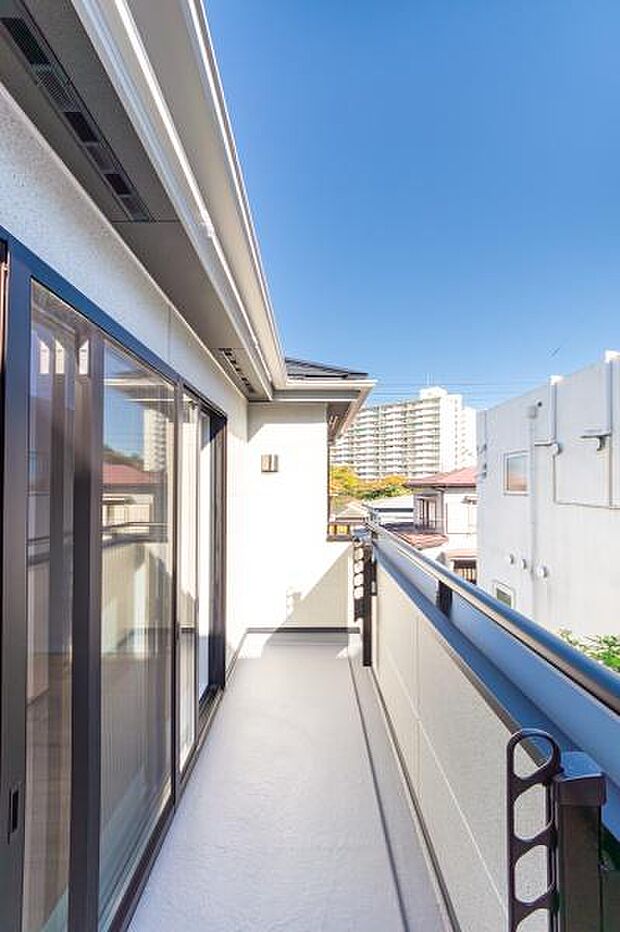 「広い使いやすいバルコニー」陽ざしがたっぷり降り注ぐ、広々としたバルコニー付き住まい。