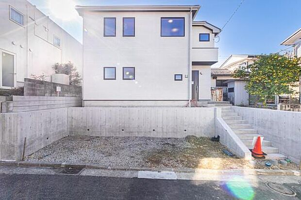 「マイホームの喜びを感じる」スタイリッシュなデザインに心満たされる。憧れのマイホームに相応しい美しく映える外観です。日当たりが良く開放感も魅力です。