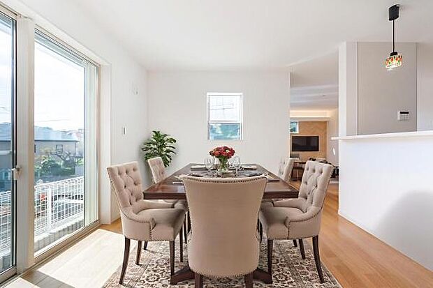 家族や友人と語らい、光と素材に包まれる、暮らしの中心となるダイニングルーム。