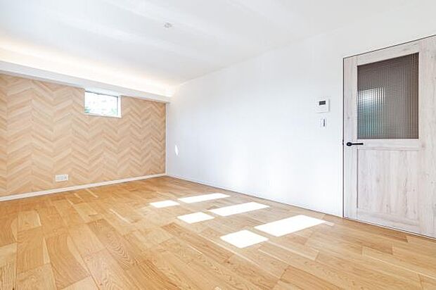 陽光が降り注ぐ開放的なリビング。どんなインテリアも映えるシンプルな内装が魅力。