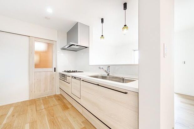 「全体を見渡せる安心感」家族の会話が弾む奥様に人気の高いカウンターキッチン、料理しながらお子様の様子の確認ができ移動しやすい広いキッチンスペースです。