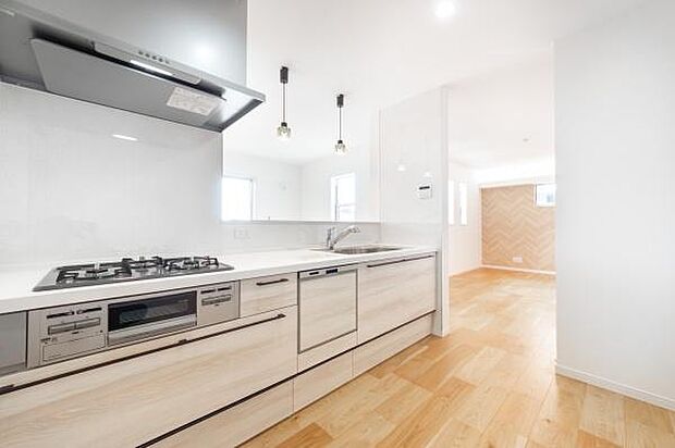 明るい光と風が通り抜けるLDKへ。機能的なキッチンから始まる、開放的で心地よい生活動線。