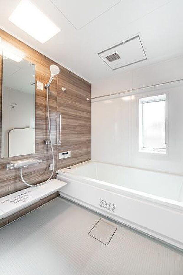 一日の疲れを癒す、広々としたバスルーム。モダンなデザイン空間で、至福のバスタイムを。