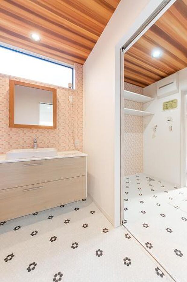 高級感のある造作風洗面化粧台。ゆとりのある空間で、心地よい朝の時間をスタート。