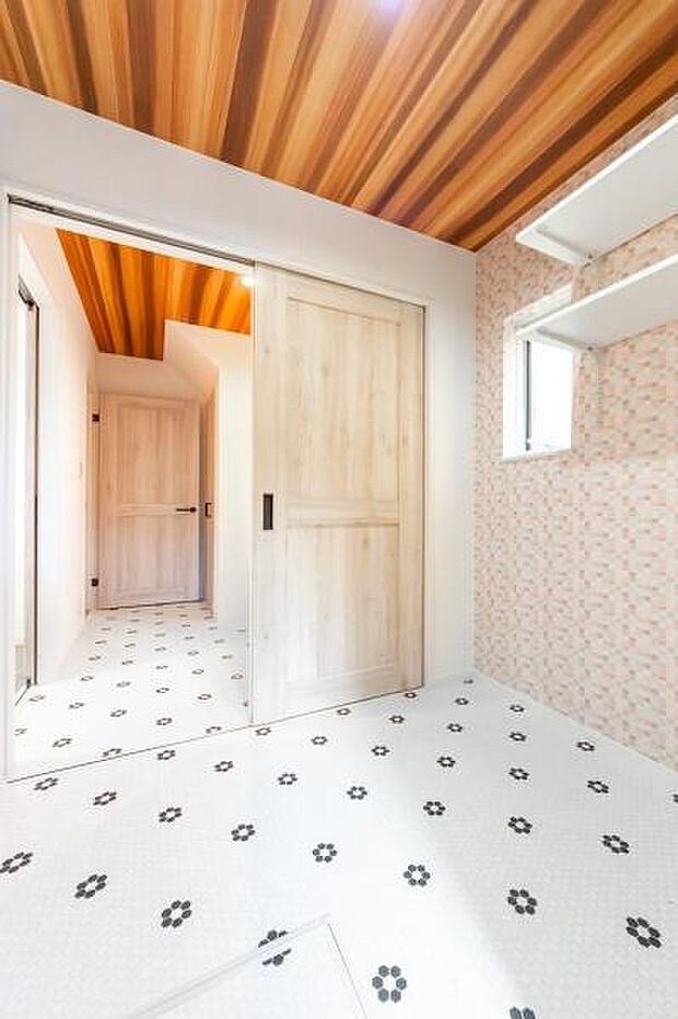 広々とした洗面脱衣室は、家族みんながゆったり使える空間。忙しい朝も快適です。