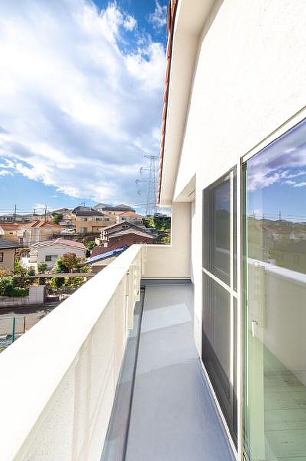 視界を遮るものがない、開放的な眺望が魅力。青空の下、太陽の光を独り占めするバルコニー。