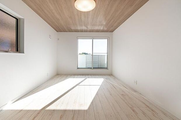 「陽の恵み」　爽やかな陽ざしを感じられる日当たりの良い洋室早起き爽やか、元気な一日に大切な陽の恵み