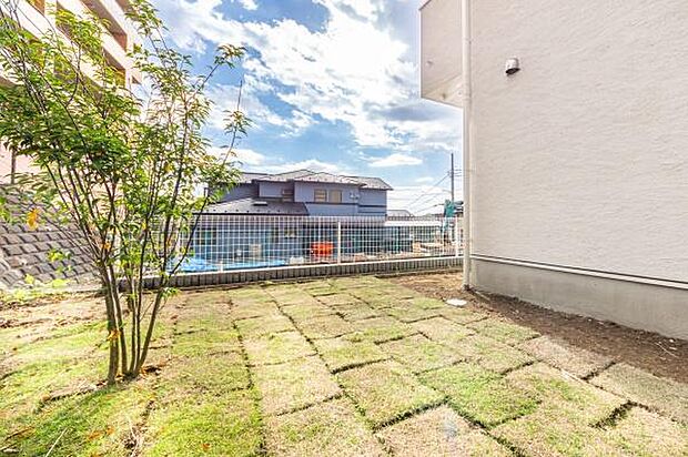 「憧れのガーデンライフ」美しい碧空とガーデンライフが可能な日々の暮らしを豊かに彩ります。