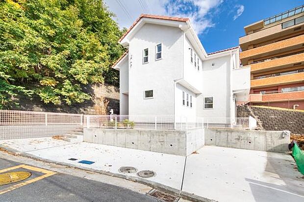 開放感＋日当たりの良さ家に入らなくても分かる日当たりの良さ。開放感の良さ。碧空も清々しく心地の良い住まい。住みたくなる家。暮らしたい町。