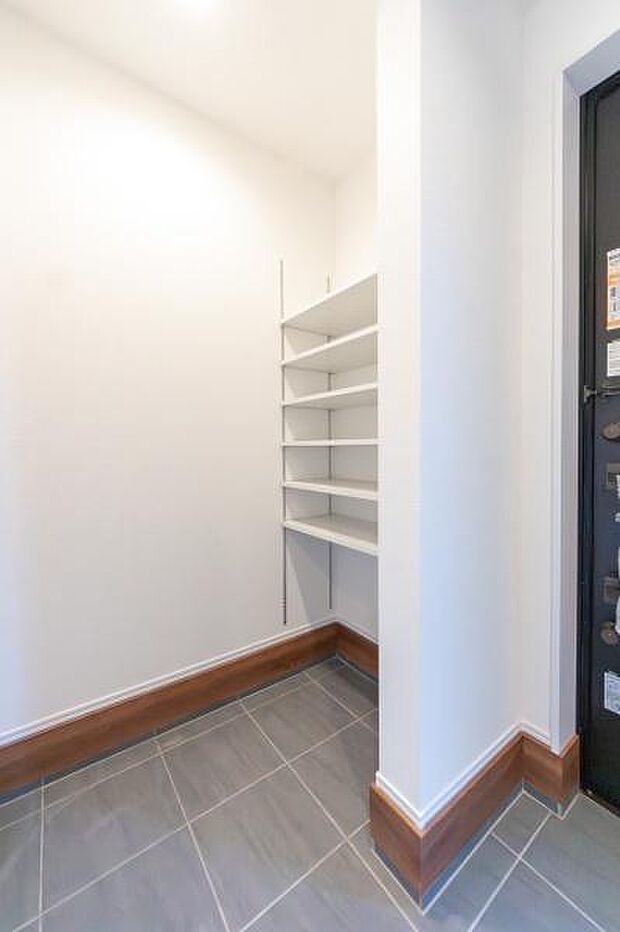 「シューズクローク付き」「玄関に靴がいっぱいで、出入りしにくい」こんなお悩みを解決するのが、「シューズクローク」です。